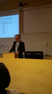 Janne Skaffari pitää esitelmää seminaarissa.
