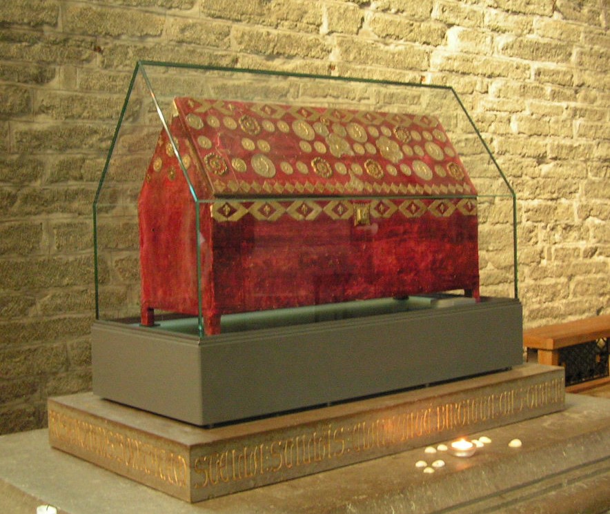 Pyhän Birgitan ensimmäinen pyhäinjäännösarkku, jonka ensimmäiset turkulaispyhiinvaeltajat Vadstenassa näkivät. Puuarkku on verhoiltu silkkisametilla ja sitä kiertävät ruotsalaisten aatelissukujen hopeiset vaakunat.