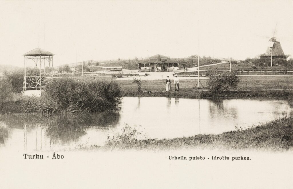 Kuva puistosta, jossa näkyy lammikko ja kaksi naista.