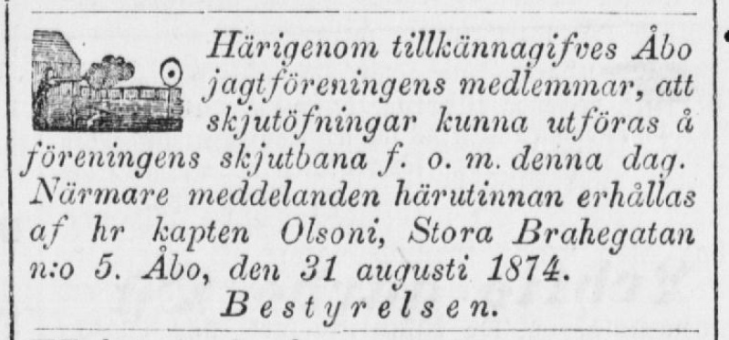 Ruotsinkielinen lehti-ilmoitus, ilmoituksen vasemmassa yläkulmassa piirroskuva miehestä ampumassa pyöreään tauluun.