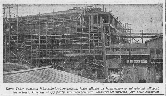 Kuvassa on rakenteilla oleva suuri talo rakennustelineineen.