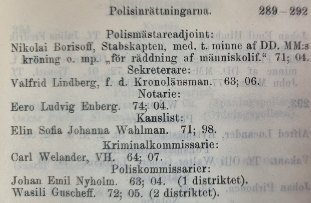 Osuus teoksen Finlands statskalender för året 1910 paperisesta sivusta, jossa on tekstiä ruotsin kielellä.
