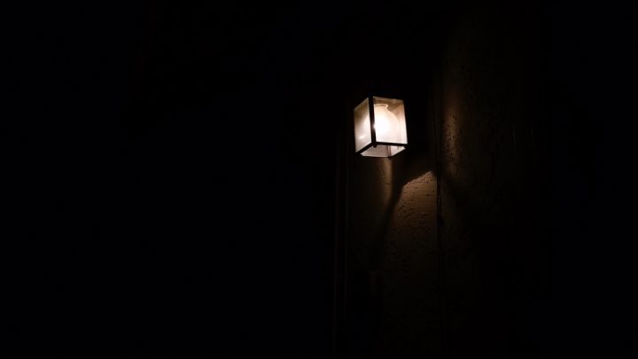 kuvituskuva - lyhtylamppu loistaa pimeässä