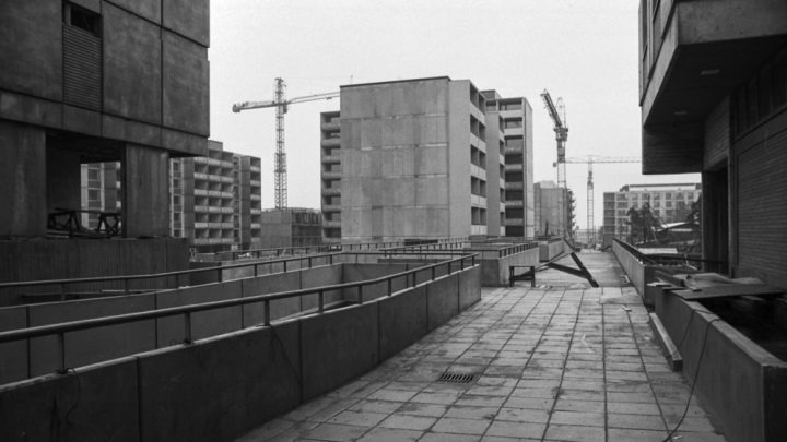 1974 syksy . Rakenteilla olevia betonisia elementtikerrostaloja Itä-Pasilassa.