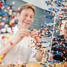 Kaksi kemian tutkijaa rakentamassa kolmeulotteista kemian mallinnusta