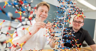Kaksi kemian tutkijaa rakentamassa kolmeulotteista kemian mallinnusta