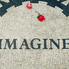 Kuvituskuvassa mosaiikki, jossa teksti "Imagine" sekä kaksi ruusua