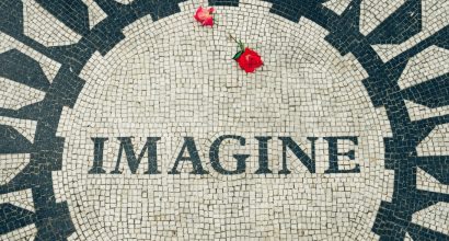 Kuvituskuvassa mosaiikki, jossa teksti "Imagine" sekä kaksi ruusua
