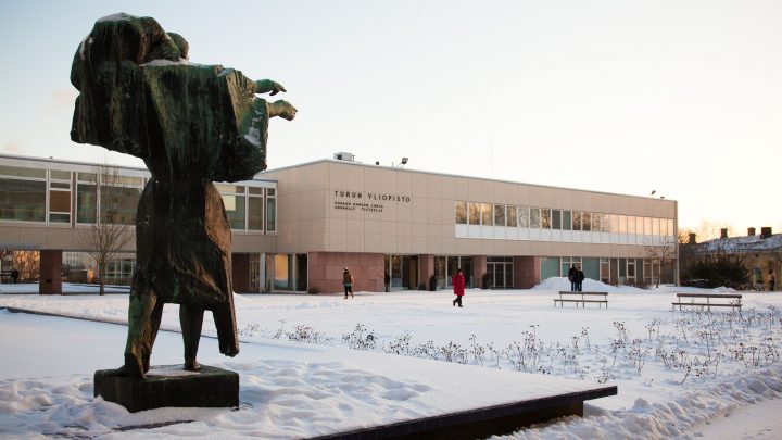 Yliopistonmäki talvella. Genius-patsas ja taustalla Turun yliopiston päärakennus