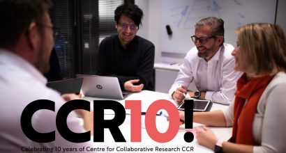Neljä CCR-yksikön työntekijää pöydän äärellä. Graafisessa tekstielementissä lukee "CCR10! Celebrating 10 years of Centre for Collaborative Research CCR"