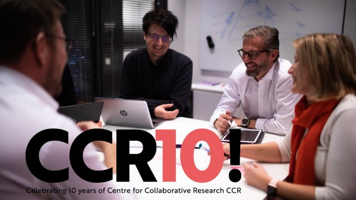 Neljä CCR-yksikön työntekijää pöydän äärellä. Graafisessa tekstielementissä lukee "CCR10! Celebrating 10 years of Centre for Collaborative Research CCR"