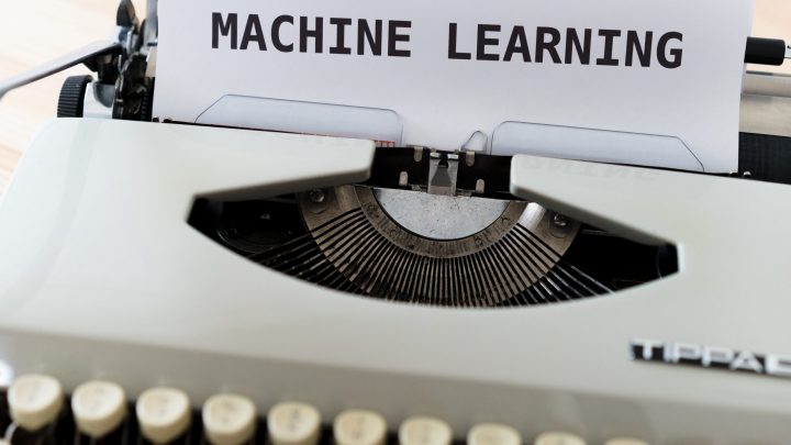 Kirjoituskone ja paperiarkki jossa lukee "MACHINE LEARNING"