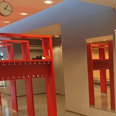 Kuvituskuva koulun aulasta ja Onni-hankkeen rollupista