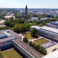 Yliopistonmäki ilmasta kuvattuna, taustalla näkyy tuomiokirkko.