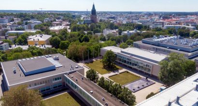 Yliopistonmäki ilmasta kuvattuna, taustalla näkyy tuomiokirkko.