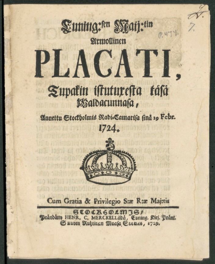 Vuonna 1724 annetun tupakkiasetuksen nimiölehti, jossa fraktuuralla ja antiikvalla kirjoitettua tekstiä ja kruunun kuva.