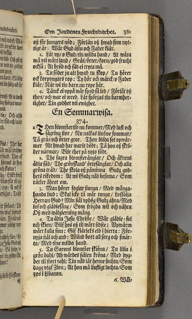 Valokuva En Sommarwisa vuonna 1694 painetussa ruotsinkielisessä virsikirjassa. Teksti on kirjoitettu fraktuuralla. Sivulla on virren viisi ensimmäistä säkeistöä.