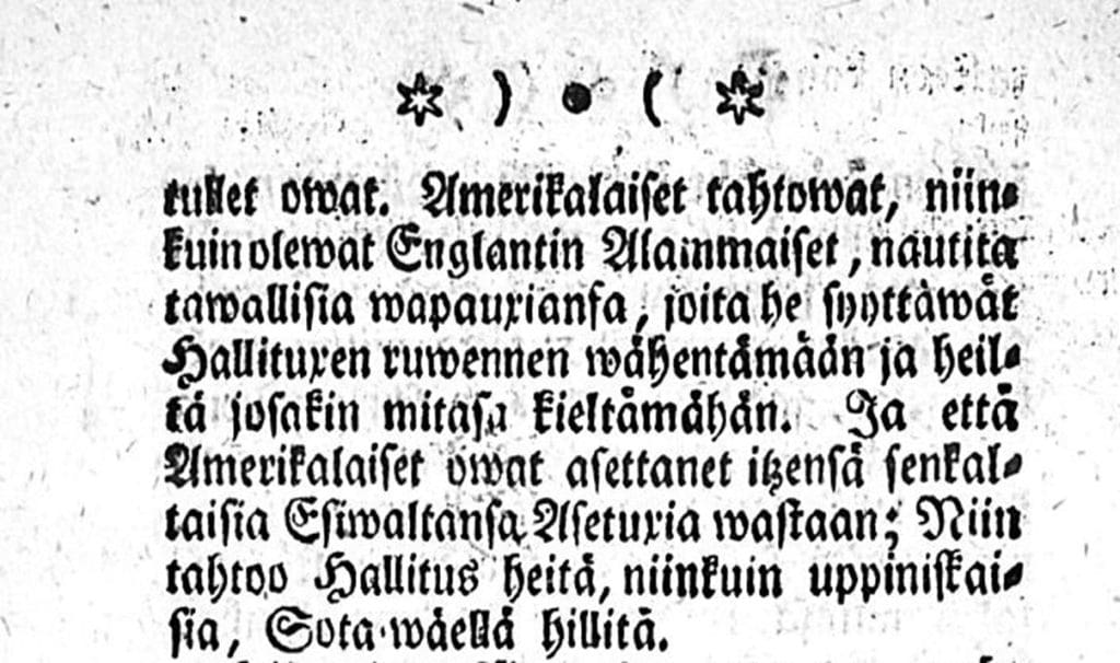 Fraktuuralla kirjoitettua tekstiä Suomenkielisissä Tieto-Sanomissa. Teksti käsittelee Amerikan vapaussotaan liittynyttä konfliktia 1770-luvulla.