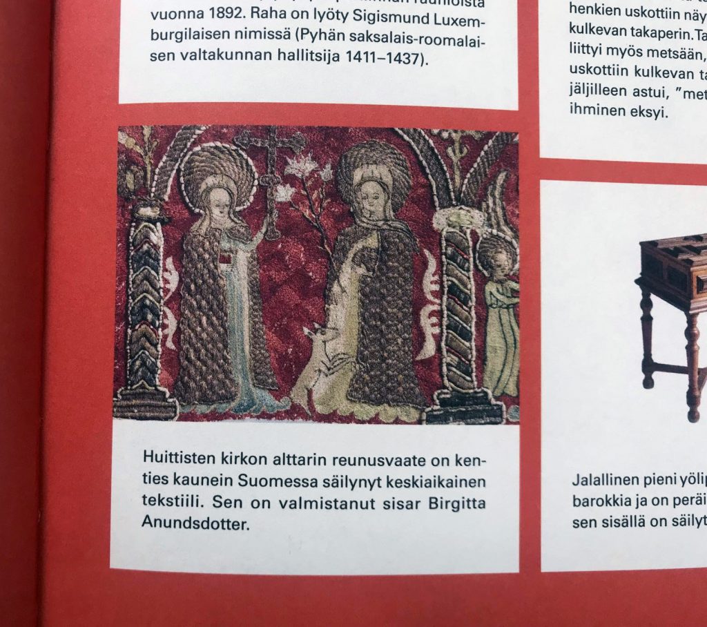 Curiositas-kirjassa (s. 43) on yksityiskohta alttarin reunusliinasta, joka lahjoitettiin Huittisten kirkosta Kansallismuseoon vuonna 1885. Kirjonta noudattaa birgittalaisluostareissa tyypillistä tekotapaa. Nykytutkimuksen mukaan mikään ei viittaa siihen, että sen olisi valmistanut Naantalin luostarin sisar Birgitta Anundsdotter, vaan liina on mahdollisesti tehty Vadstenassa (Räsänen 2013).