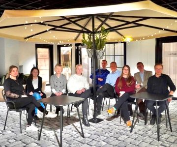 Ryhmä tutkijoita yhteiskuvassa sisätiloissa.