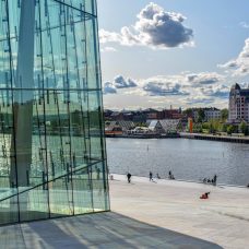 Oslon oopperatalon lasiseinää.